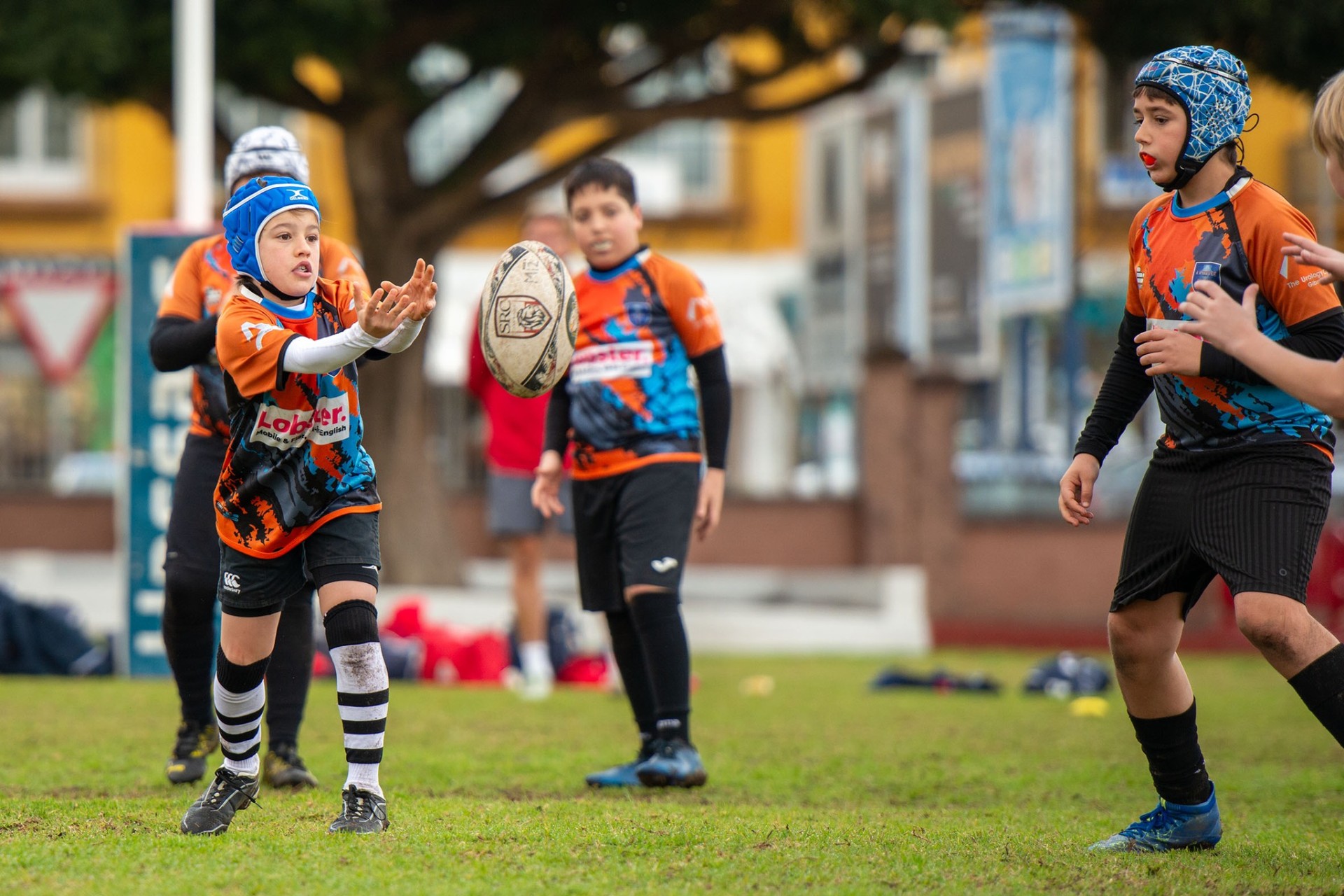 Niños de la Escuela de Rugby jugando un partido