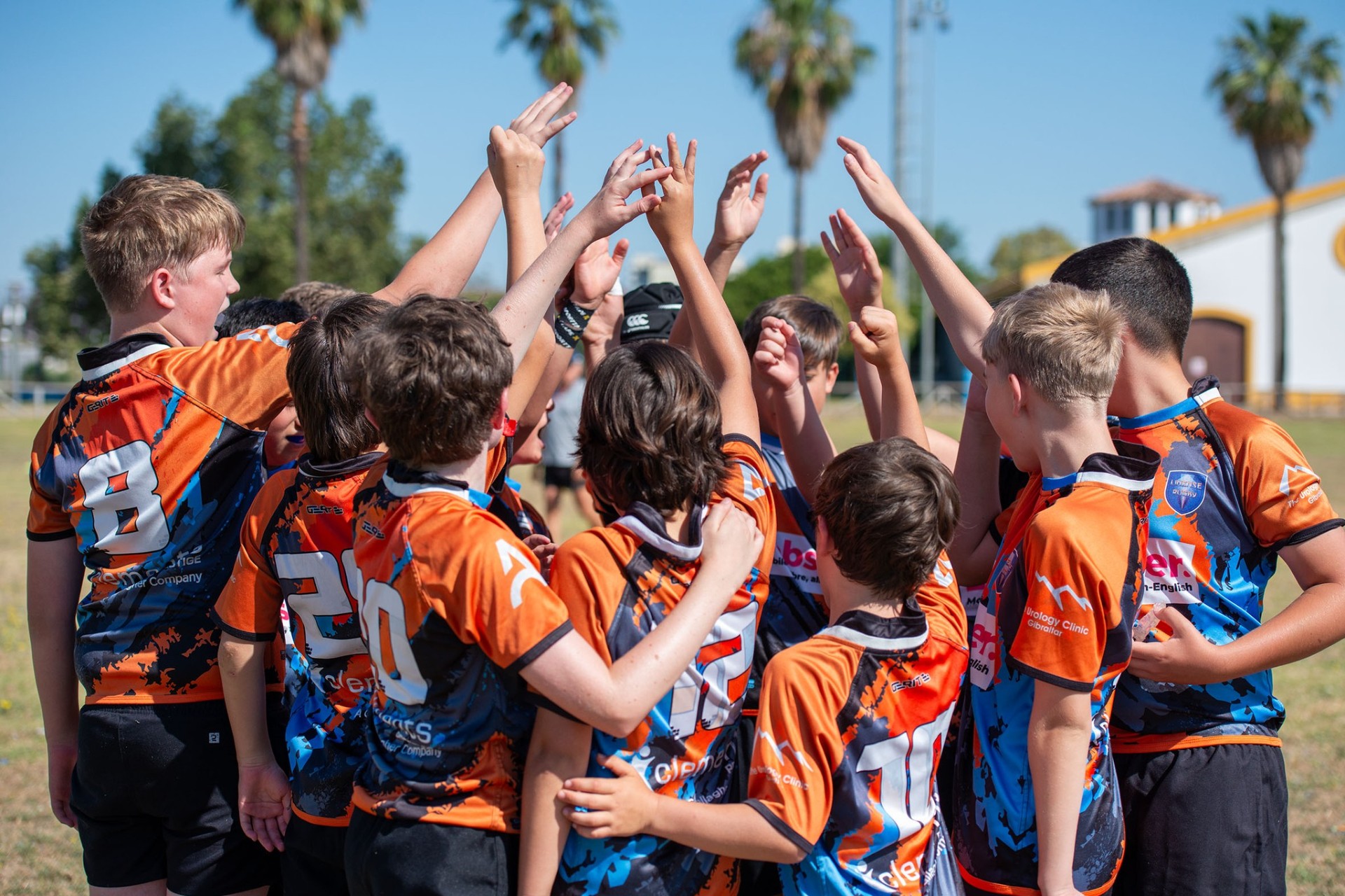 Jugadores de la Escuela de Rugby celebrando juntos